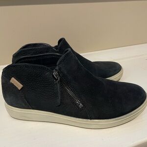 ECCO Black Soft low cut zip booties sneakers